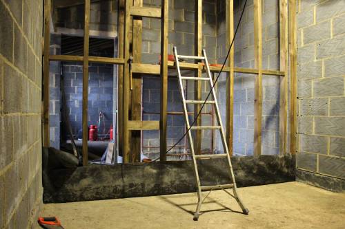 Rubber membrane to protect timber from screed