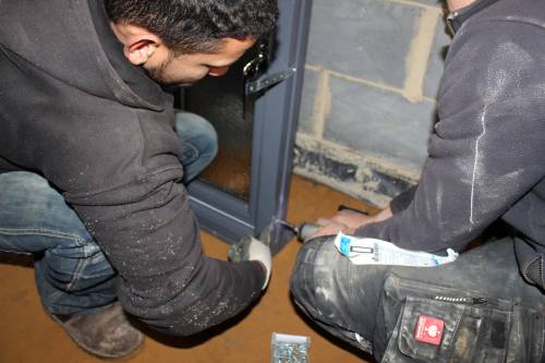 Attaching the fixing brackets to the windows