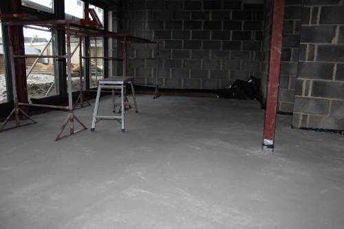 Dry floor screed in the living room