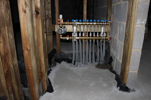 Underfloor heating manifold cupboard