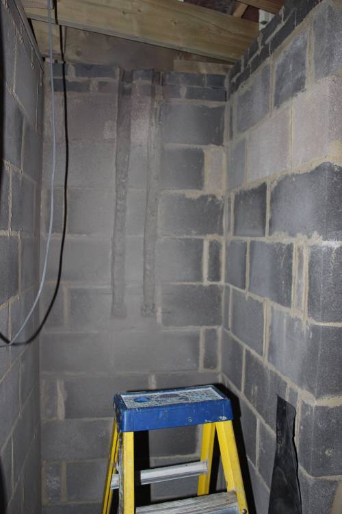 En-suite shower water pipe recesses